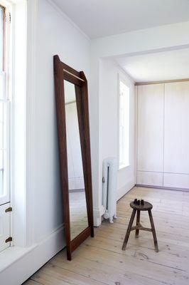 Atlas AM1 mirror in solid walnut and bronze