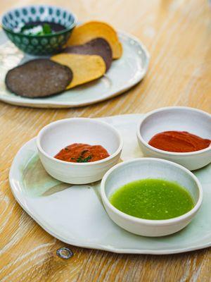 Salsas, frijolitos y tostadas.