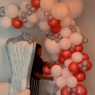 Balloon garland 3 colors and throne chair