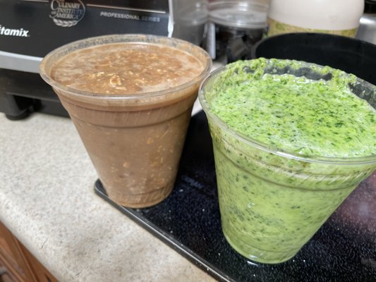 This is what the consistency looks like when they hand you the "smoothie". Notice the whole oats that are clumped at the bottom.