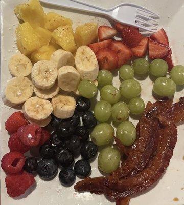 Fruit plate with bacon