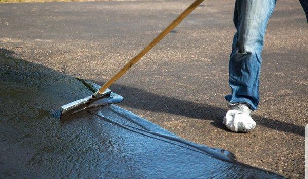 sealcoating service on asphalt driveway