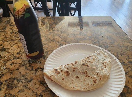 Baleada con una uva tropical