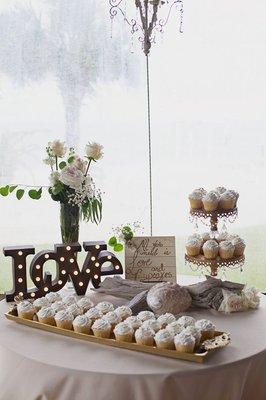 We love cupcakes on the beach! The perfect table for your reception! www.goldcoasteventservices.com #weddingplanning