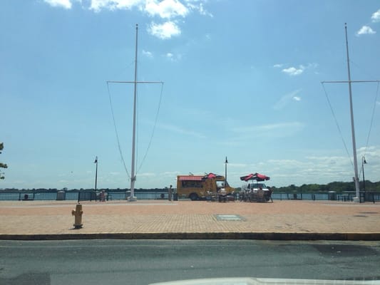 Mobil food van! Tasty food and cold drinks on the pier!