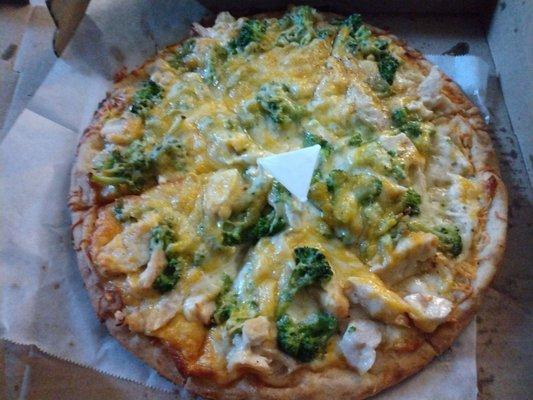 GF chicken, cheddar and broccoli pizza