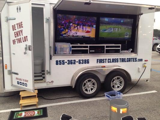 Full bathroom with hand wash sink. Tailgate for the LSU vs Texas Tech bowl game 2015