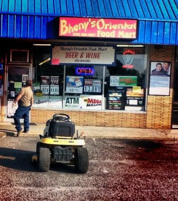 Guy rode his lawn mower to the store!