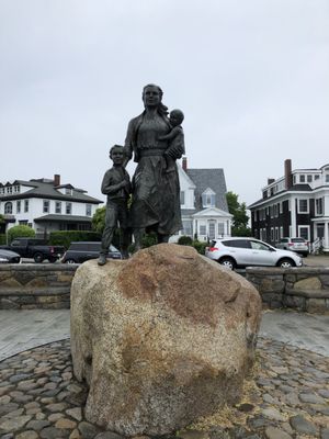 Fisherman's Wives Statue