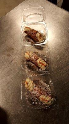 Best cannolis ever.