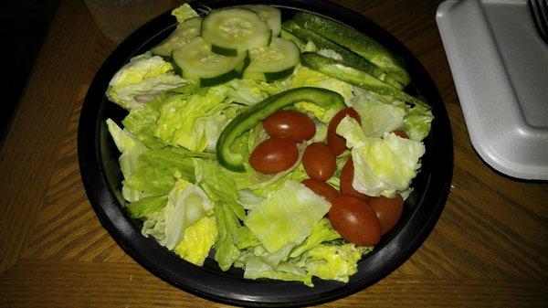 Nice salad, fresh. Get toppings!