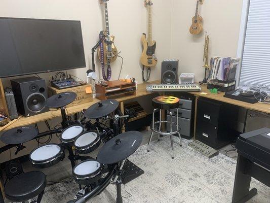 Jeff's lesson room. Ever changing.