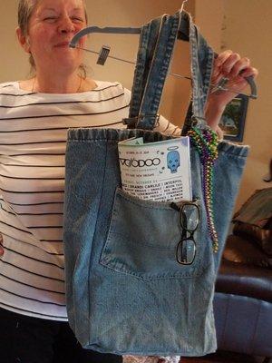 What to do with funky plus sized jeans you find in the bins? Make a tote bag, guyz!