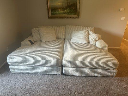 Lindyn sectional, right and left chaise