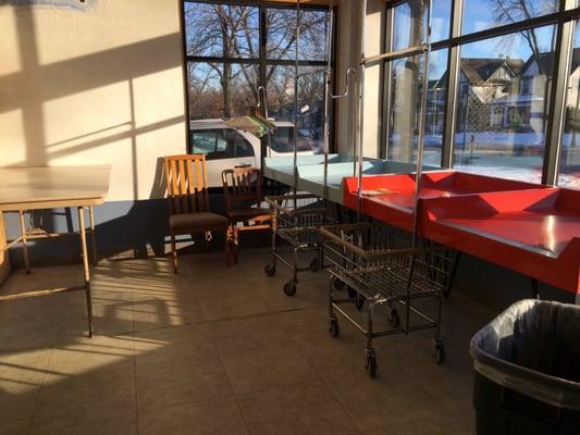 Plenty of laundry carts and folding tables. Bright and sunny in the morning!