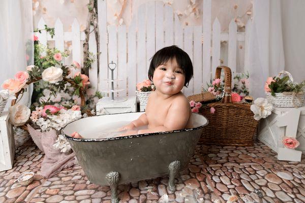 All cake smash mini sessions include a bath after!