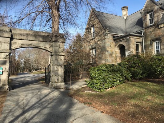 Entrance gate