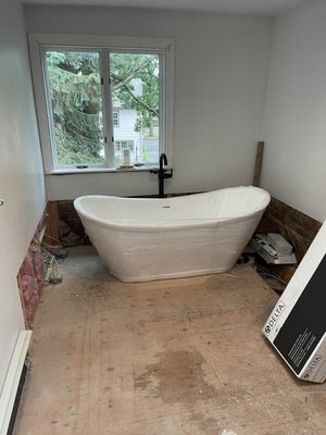 Freestanding master bath tub