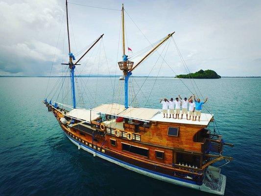 Cruise along with our Phinisi Yatch in unforgettable liveaboard experience