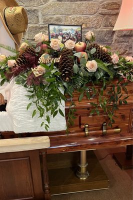 What a beautiful spray for my dad's casket ! We were very satisfied with the results from this florist !  I wanted something for a man !