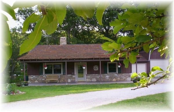 Front exterior of the B&B of Cabin Cove.