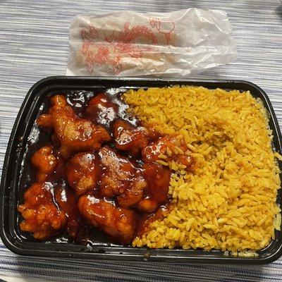 General Tso Chicken Combination (Fried rice and Spring Roll)