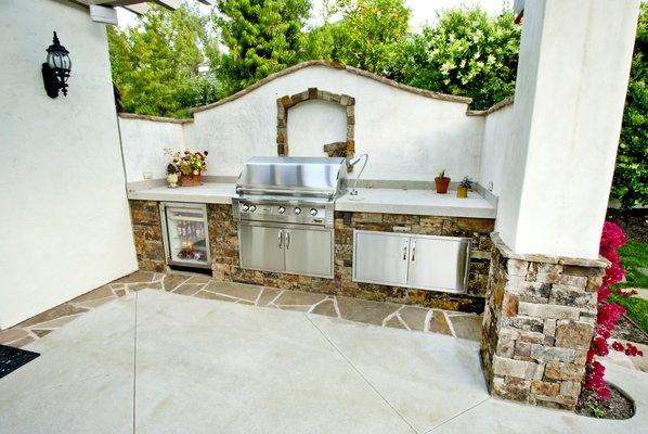 At Artisan Outdoor, we specialize in designing and constructing outdoor kitchen and BBQ areas such as these.