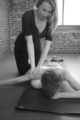 Yamuna Body Rolling: Assisted shoulder release