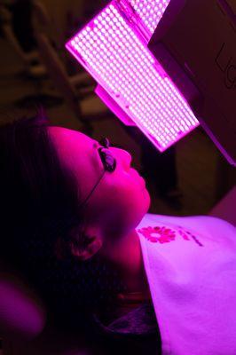 LED light facial: Chose between the Anti-Aging light or Acne-Reduction light!