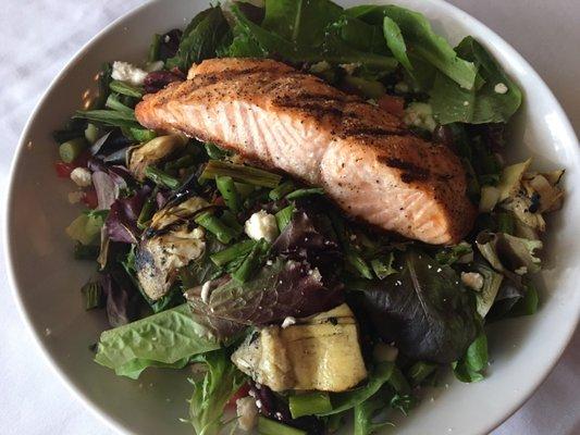 Grilled salmon with organic salad