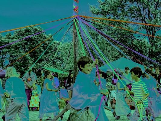 4th graders dance the Maypole