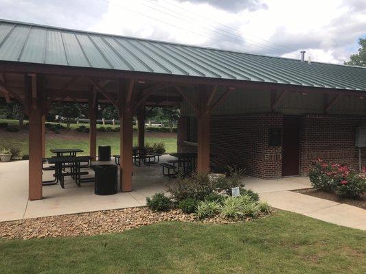 Outdoor seating with concession stand...not sure of the hours