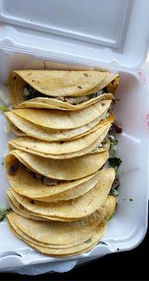 Lengua e barbacoa tacos