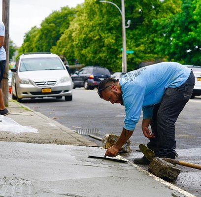 Smoothing and leveling out concrete