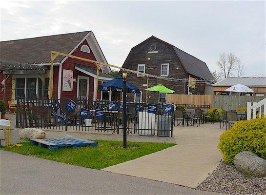 Konas Scoop Shop at Fozzys in front of  Whistle Stop Antiques and behind  Heintzelman's BBQ Pit