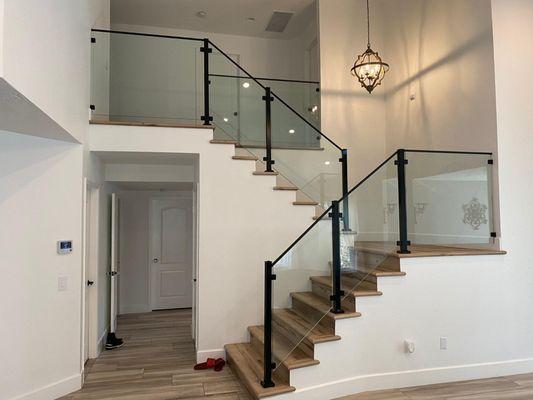 1/2 inch clear glass railing with black hardwares 

frameless glass railing los angeles