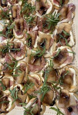 Prosciutto & melon crostini with balsamic reduction