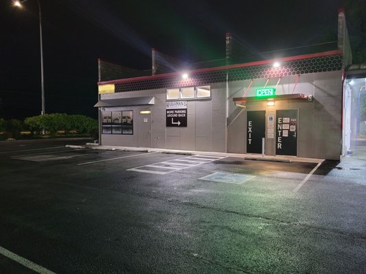 Kushman's Parking & Entrance