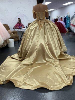 Mande a hacer el vestido de mi hija le quedó espectacular 100% garantizado y recomendado  el servicio al cliente es espectacular