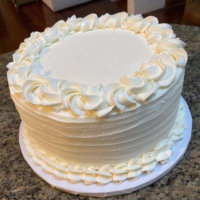 Side view: 8" coconut cake with pineapple filling and vanilla buttercream. Loved the way Carol frosted the sides and the border.