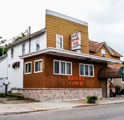 Exterior shot of Brick's Supper Club.