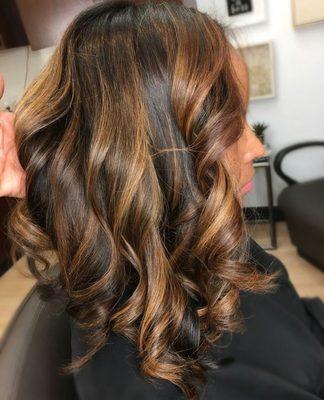 Caramelized highlights with body curls