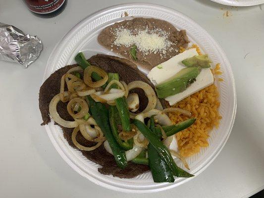 Bistek encebollado... $9.50