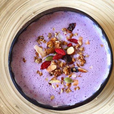 Blueberry smoothie bowl with Super Goji Berry Granola