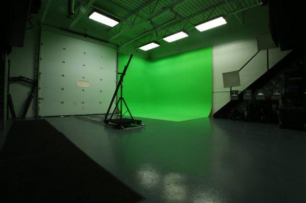 live room w 12x14ft green screen