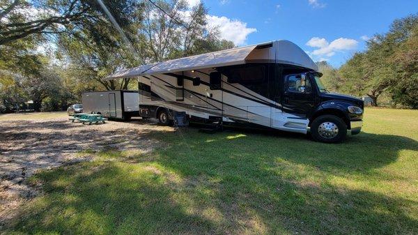 Newmar Super Star 4051, Bravo race trailer.