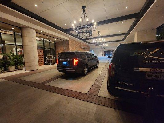 SUV limo service to Airport and in Austin