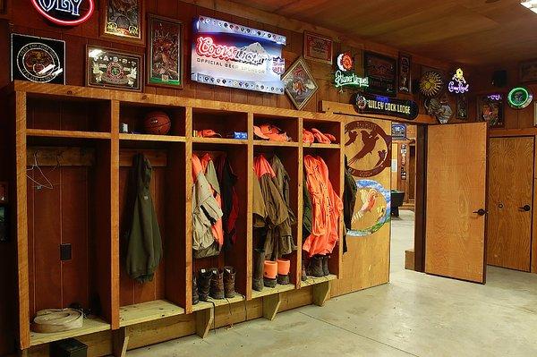 WIley Cock Lodge | South Dakota Pheasant Hunting Lodge | Private Locker