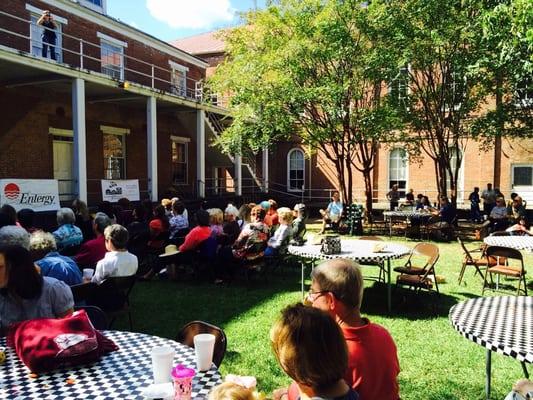 Courtyard music Jim Robinson & Maria Signa