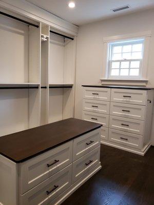 Dressing room/walk-in closet by ICD